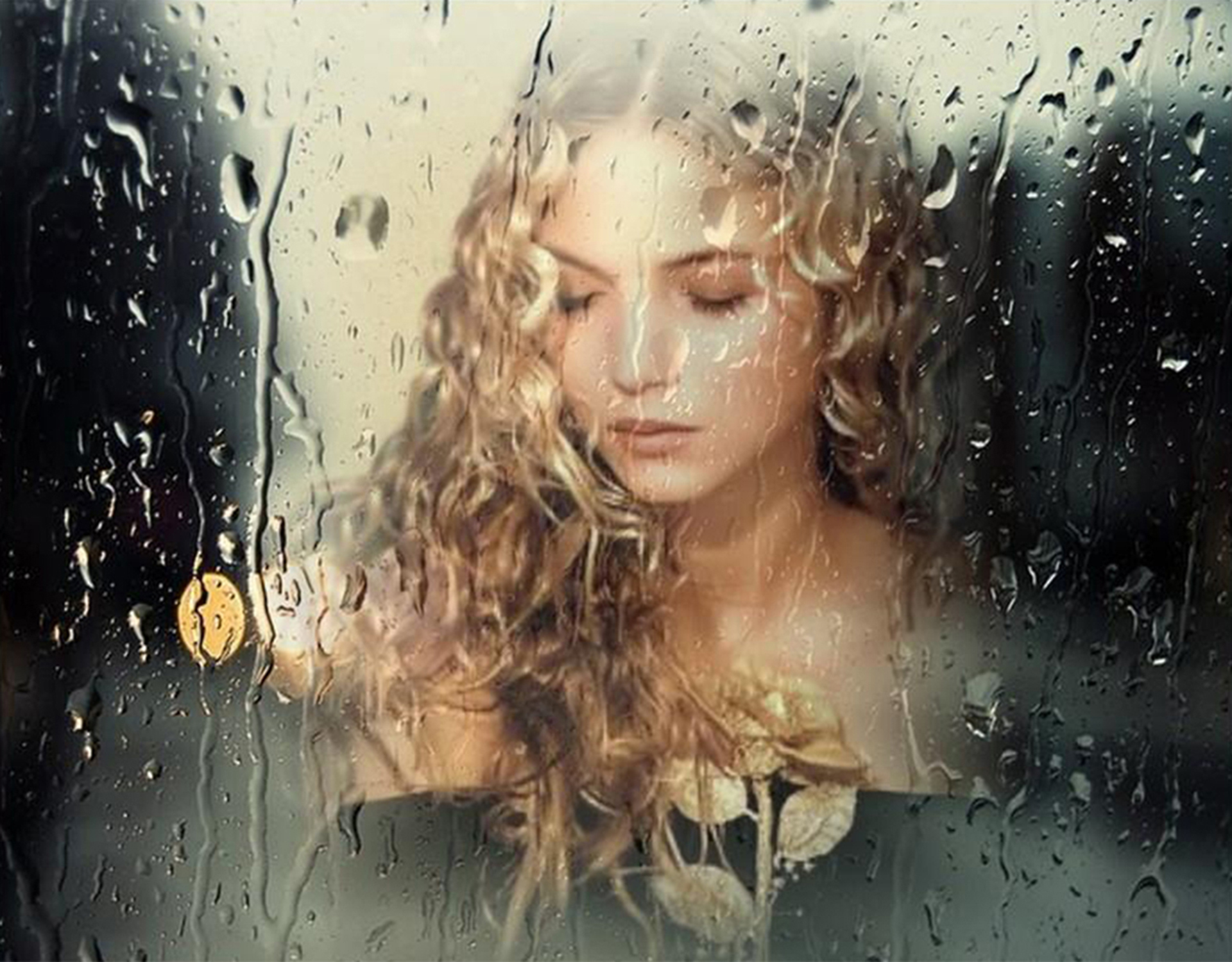 Девушка у окна дождь